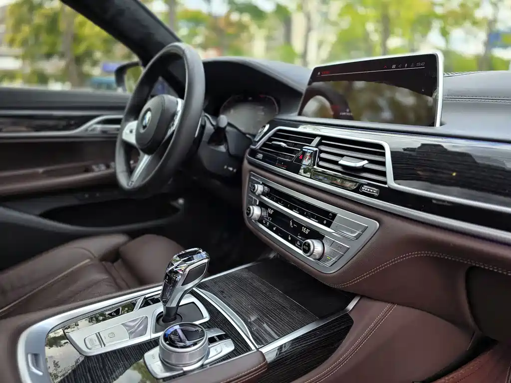 BMW 7 Series — фото 9