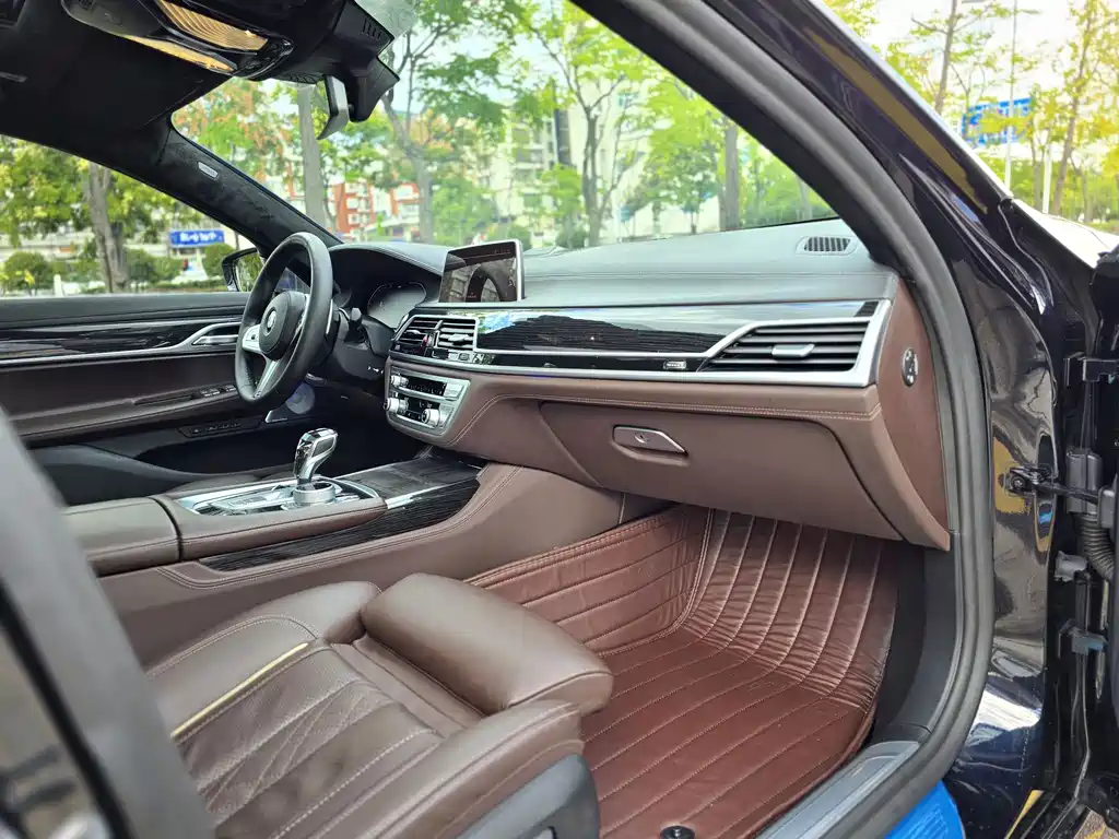 BMW 7 Series — фото 10