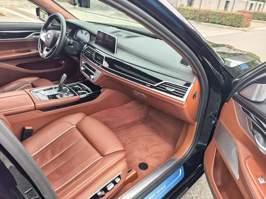BMW 7 Series — фото 13