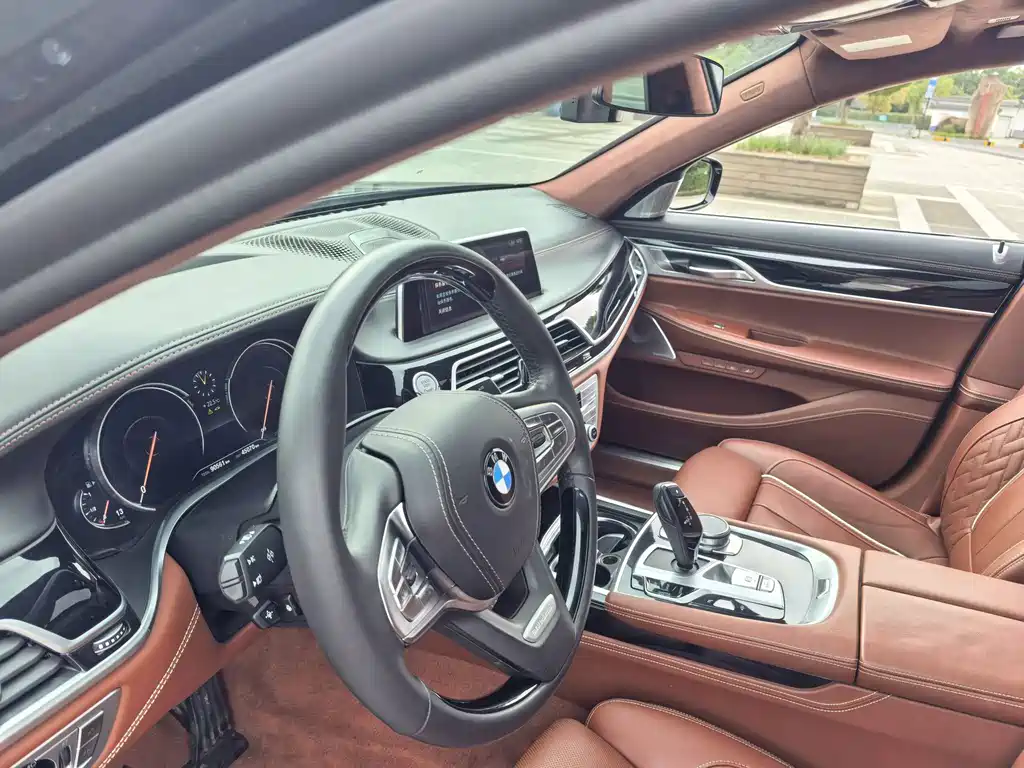 BMW 7 Series — фото 10