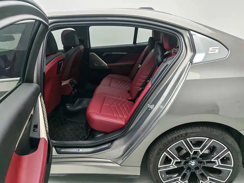 BMW 5 Series — фото 10
