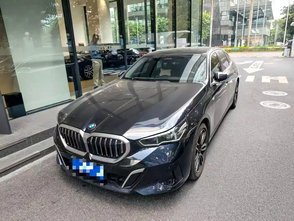BMW 5 Series — фото 1