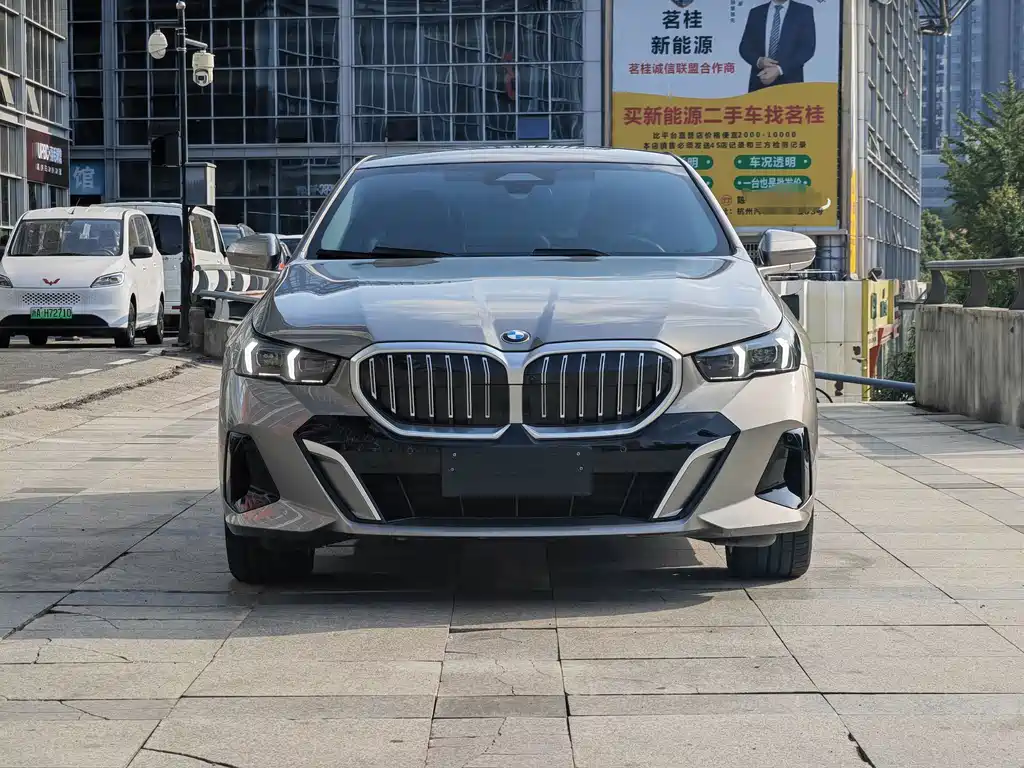 BMW 5 Series — фото 2
