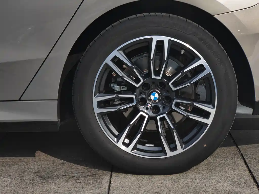 BMW 5 Series — фото 23