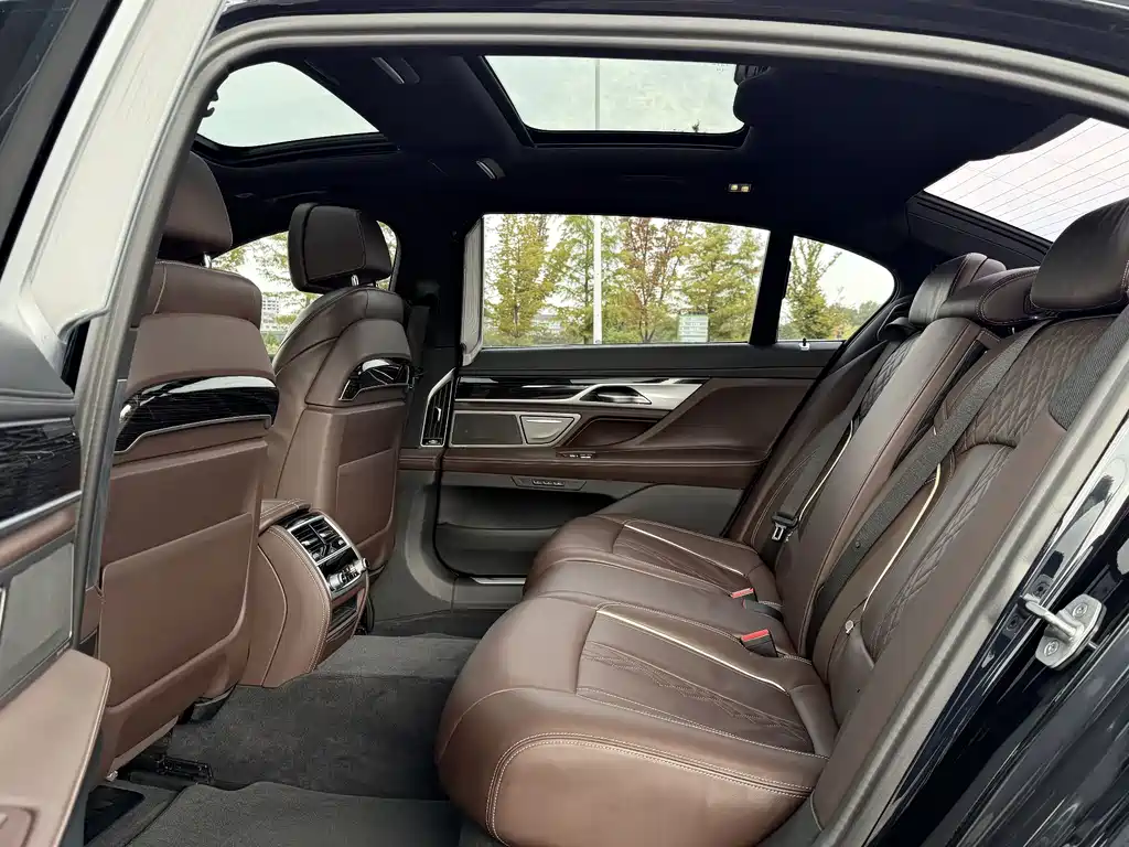 BMW 7 Series — фото 11
