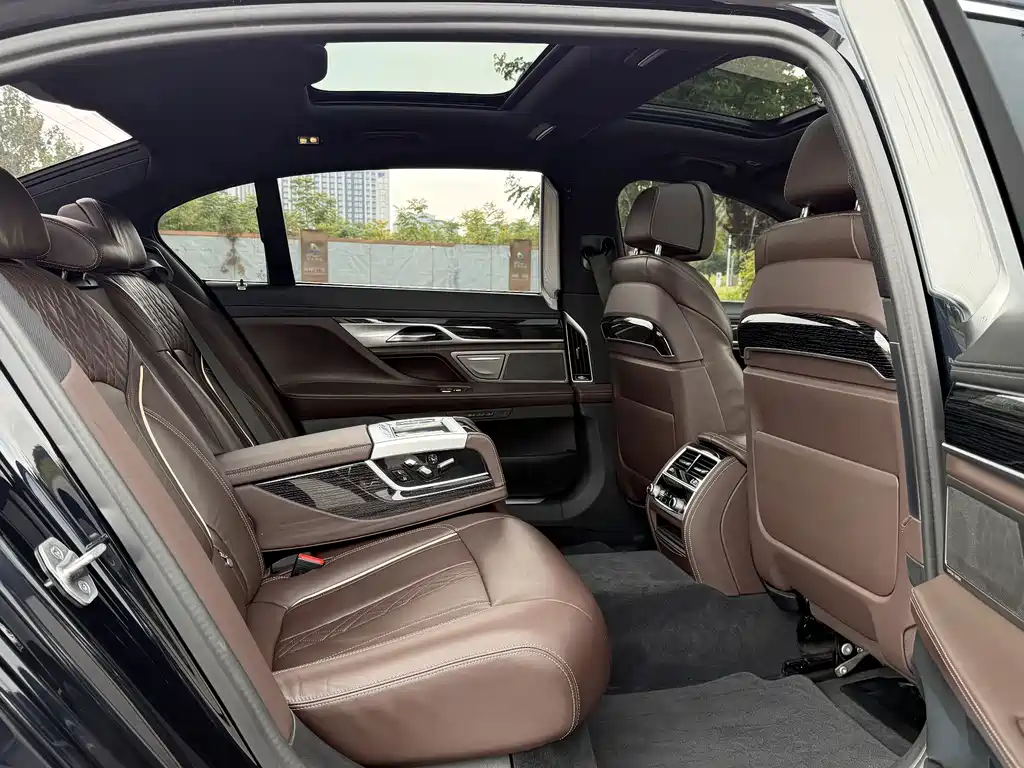 BMW 7 Series — фото 15