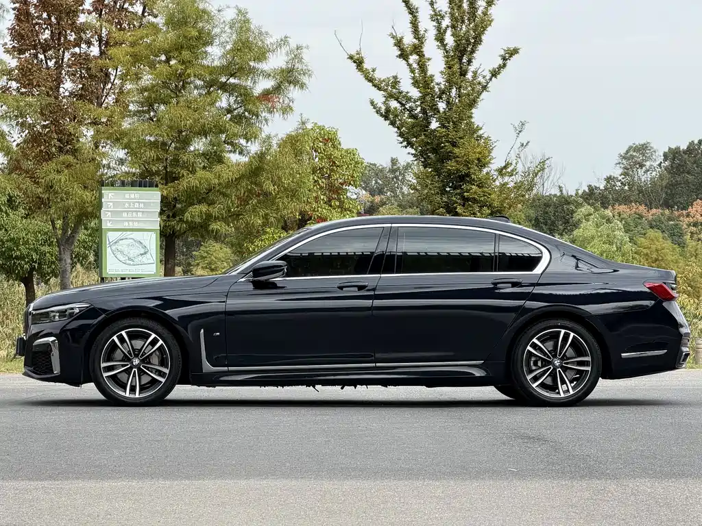 BMW 7 Series — фото 17