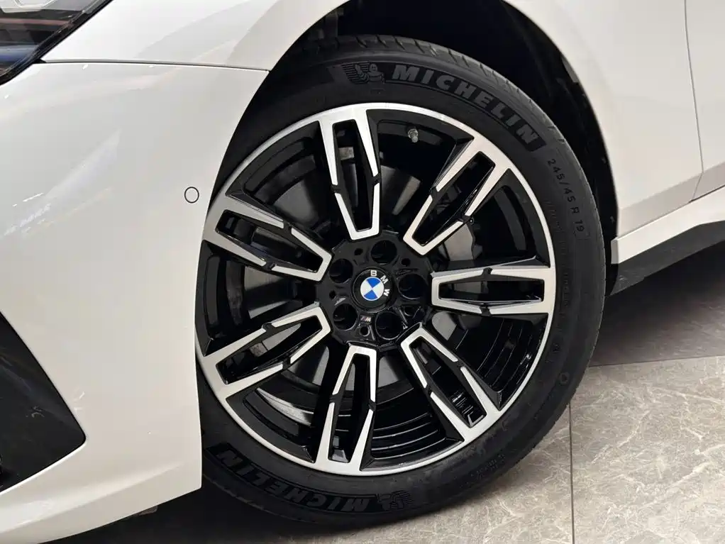 BMW 5 Series — фото 19