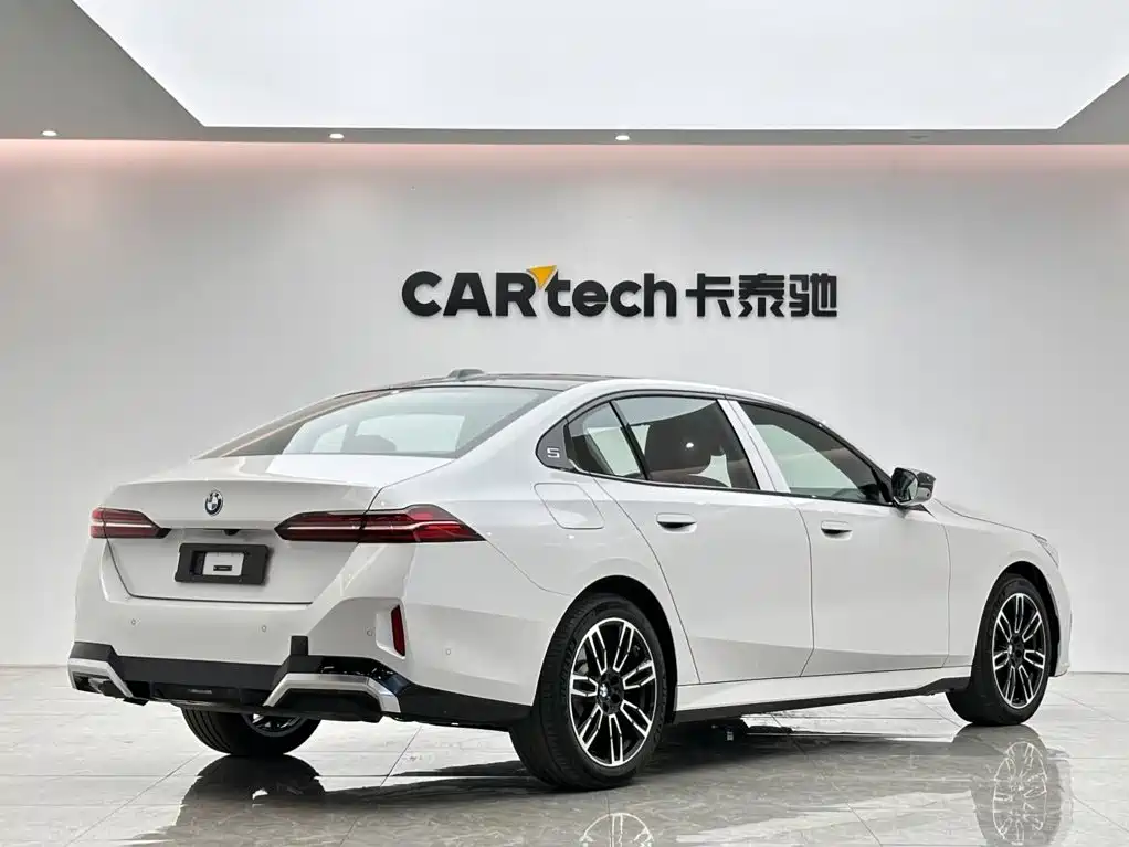 BMW 5 Series — фото 5