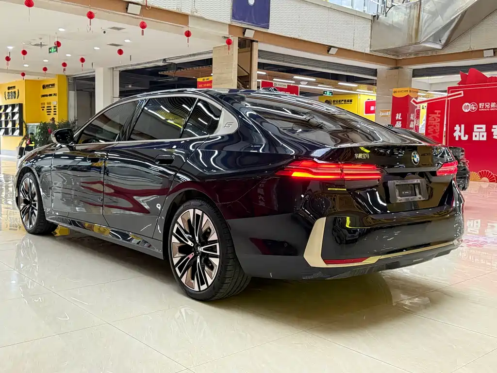 BMW 5 Series — фото 14