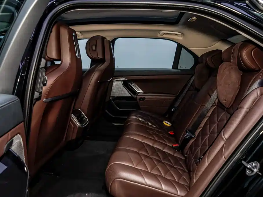 BMW 7 Series — фото 10