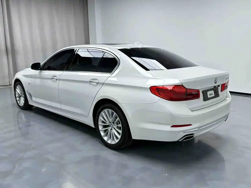 BMW 5 Series — фото 9