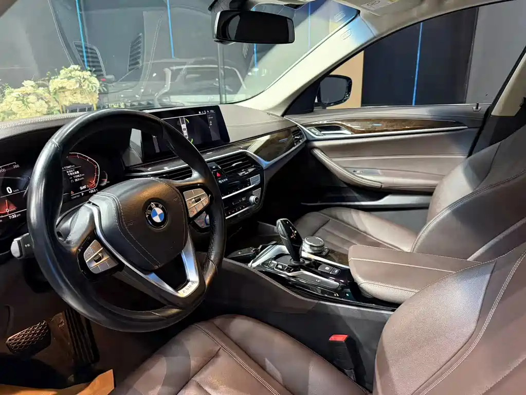 BMW 5 Series — фото 11