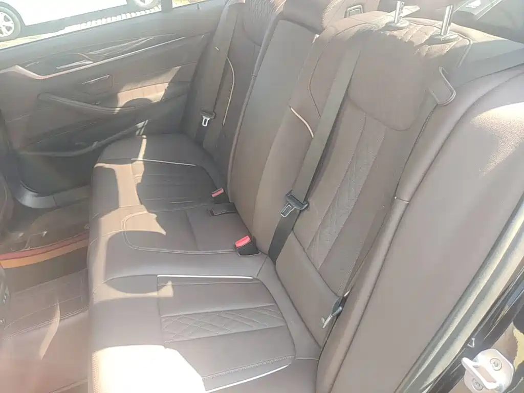 BMW 5 Series — фото 16