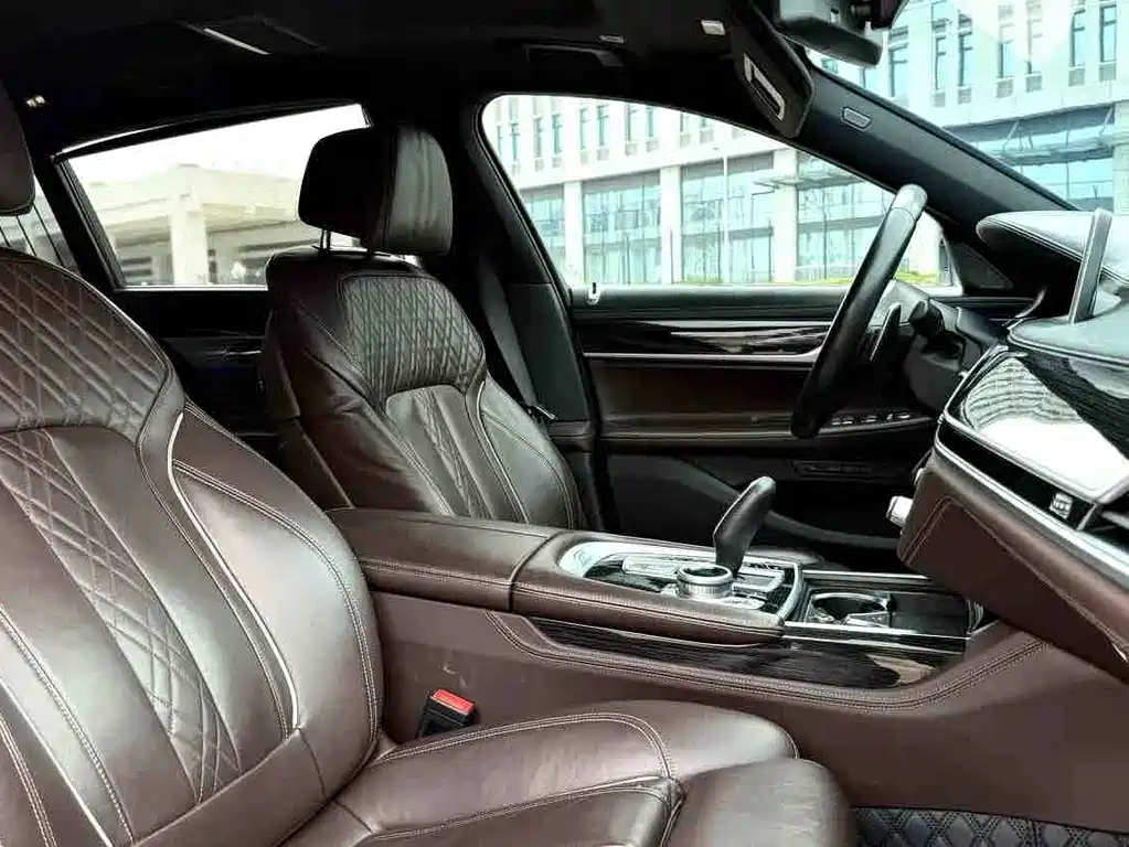BMW 7 Series — фото 11