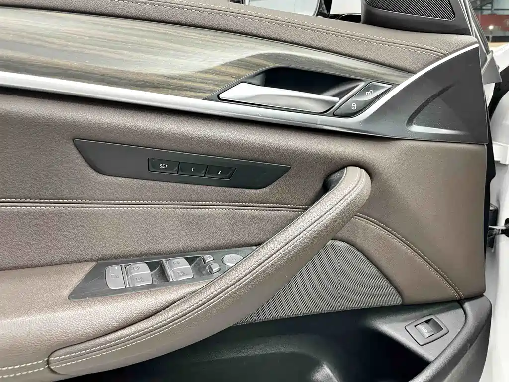 BMW 5 Series — фото 17