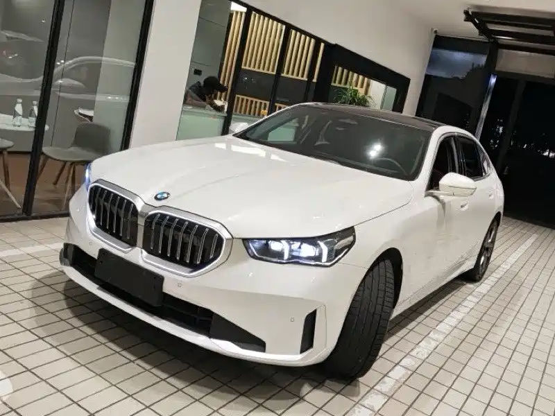 BMW 5 Series — фото 1