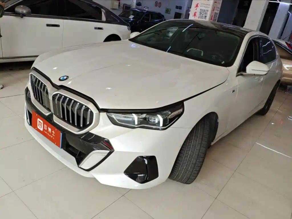 BMW 5 Series — фото 1