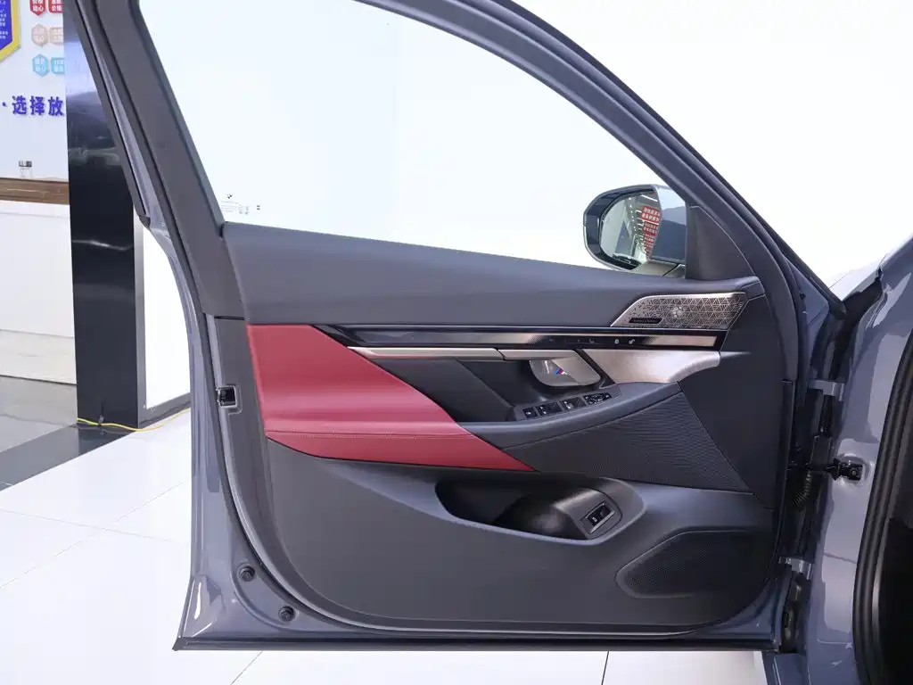 BMW 5 Series — фото 18