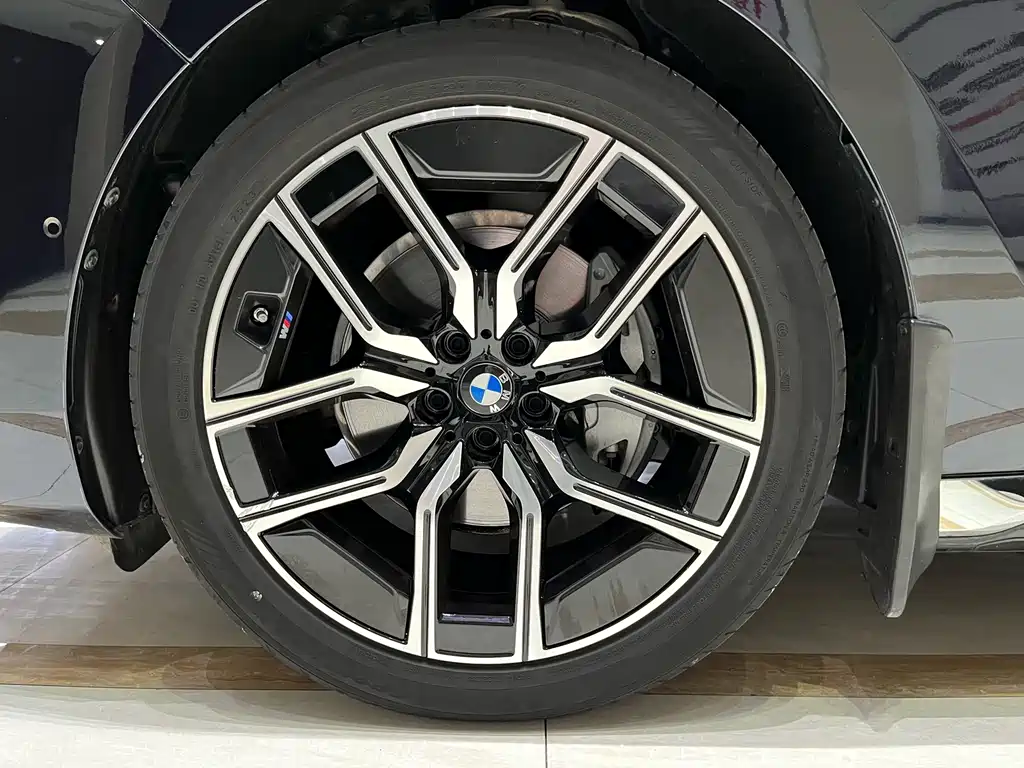 BMW 7 Series — фото 26