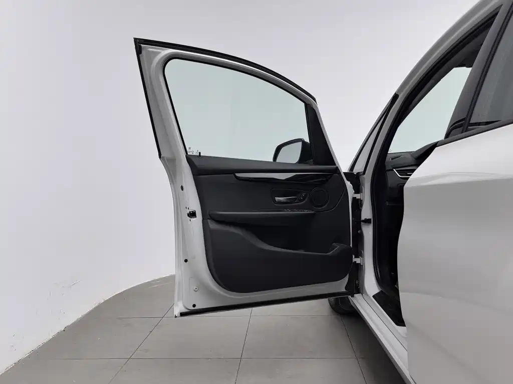 BMW 2 Series Active Tourer — фото 8