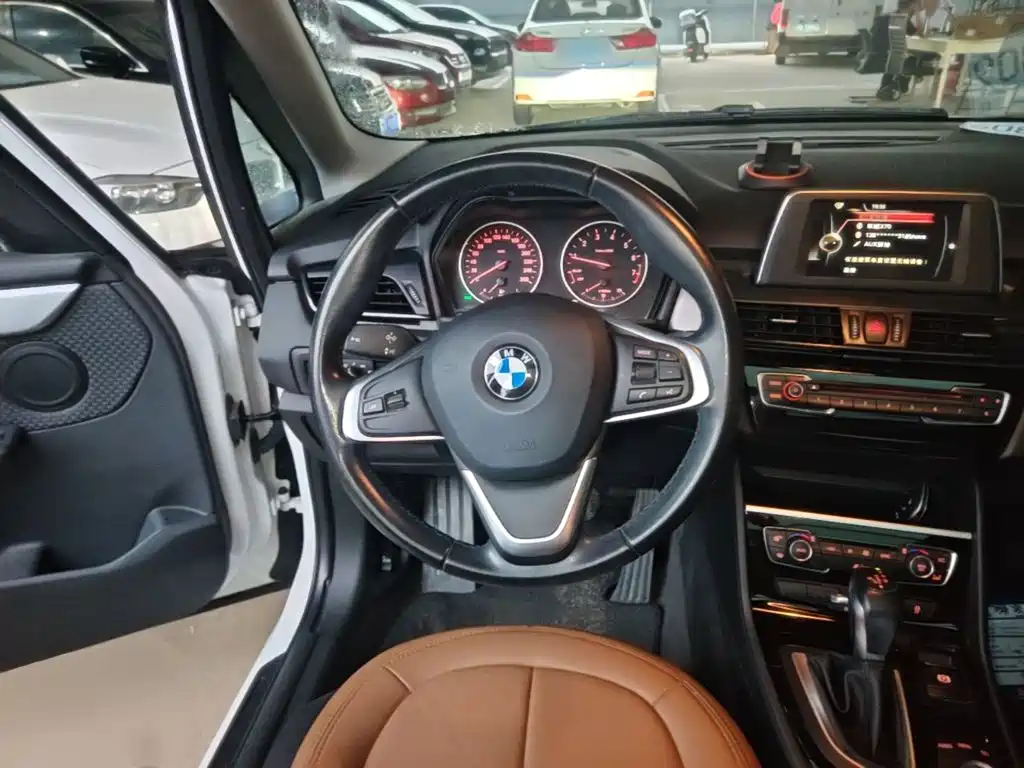 BMW 2 Series Active Tourer — фото 10