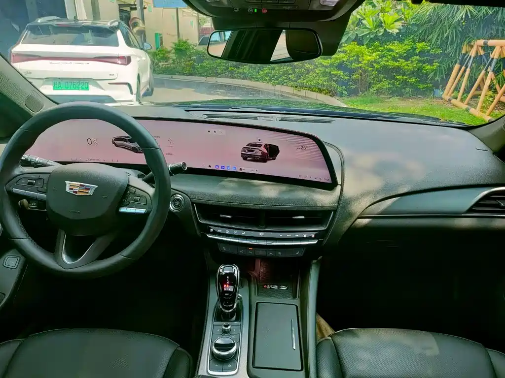 Cadillac CT5 — фото 31