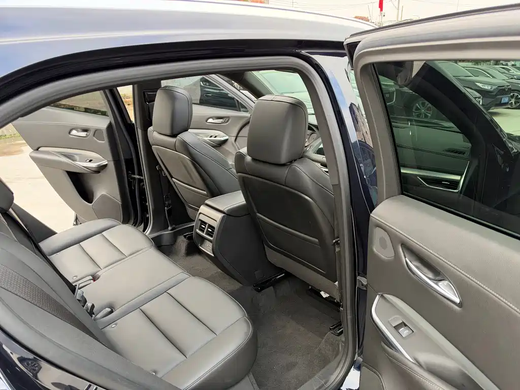 Cadillac XT4 — фото 11