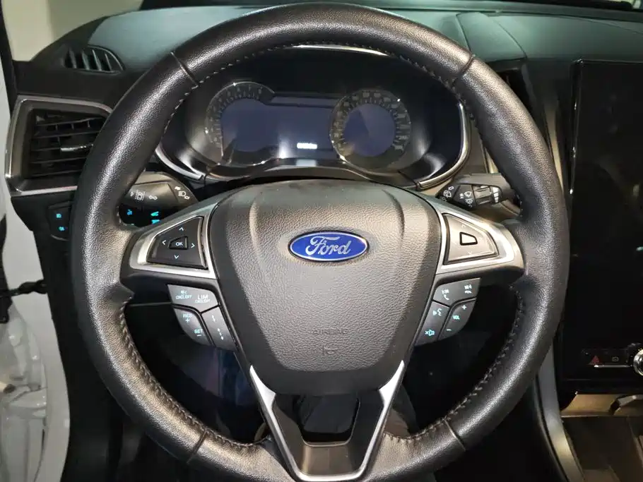 Ford Edge — фото 15