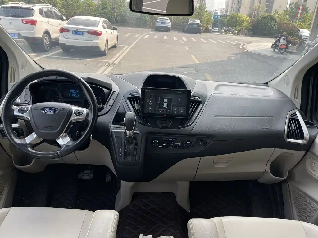 Ford Tourneo — фото 8