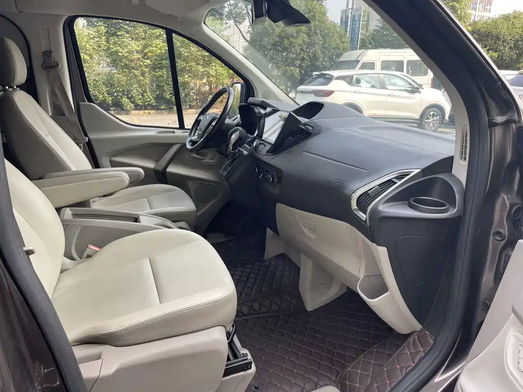 Ford Tourneo — фото 9