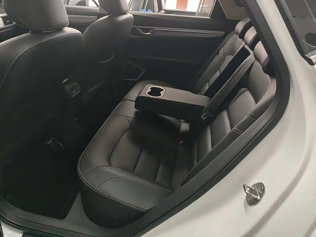 Geely Emgrand GS — фото 16