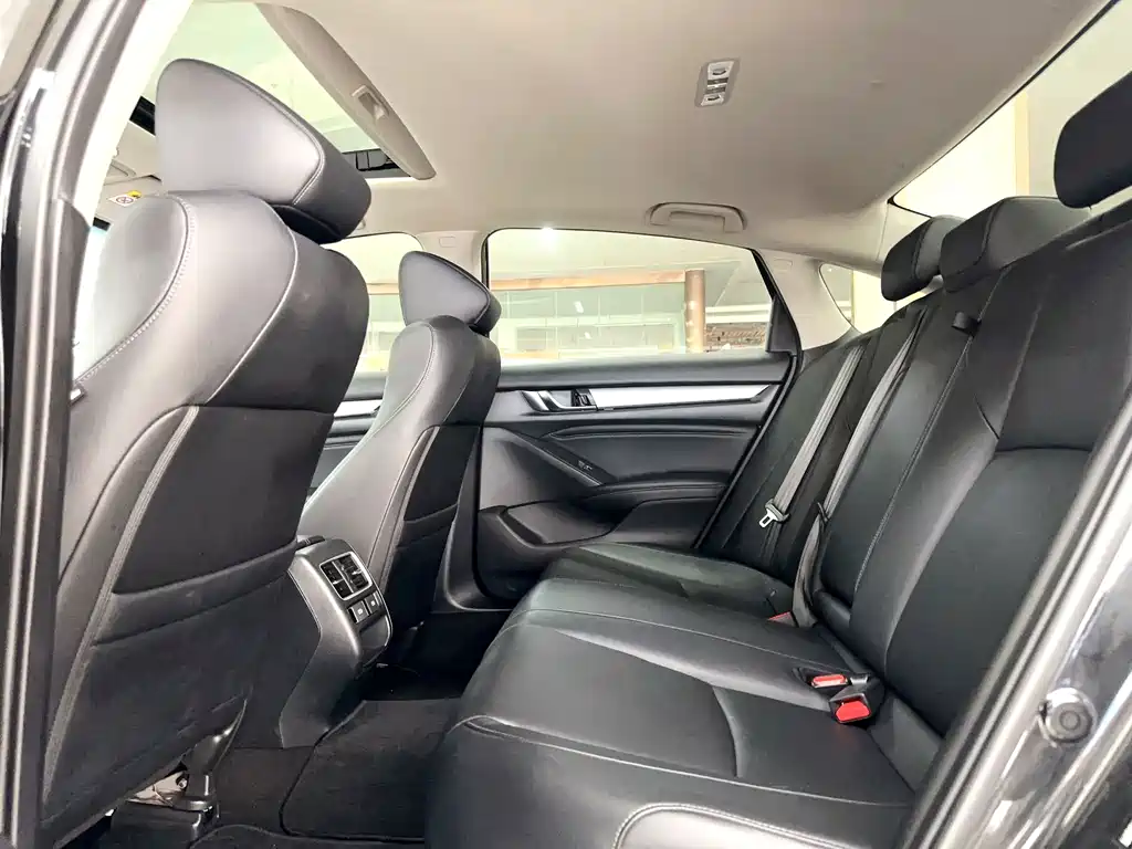 Honda Accord — фото 10