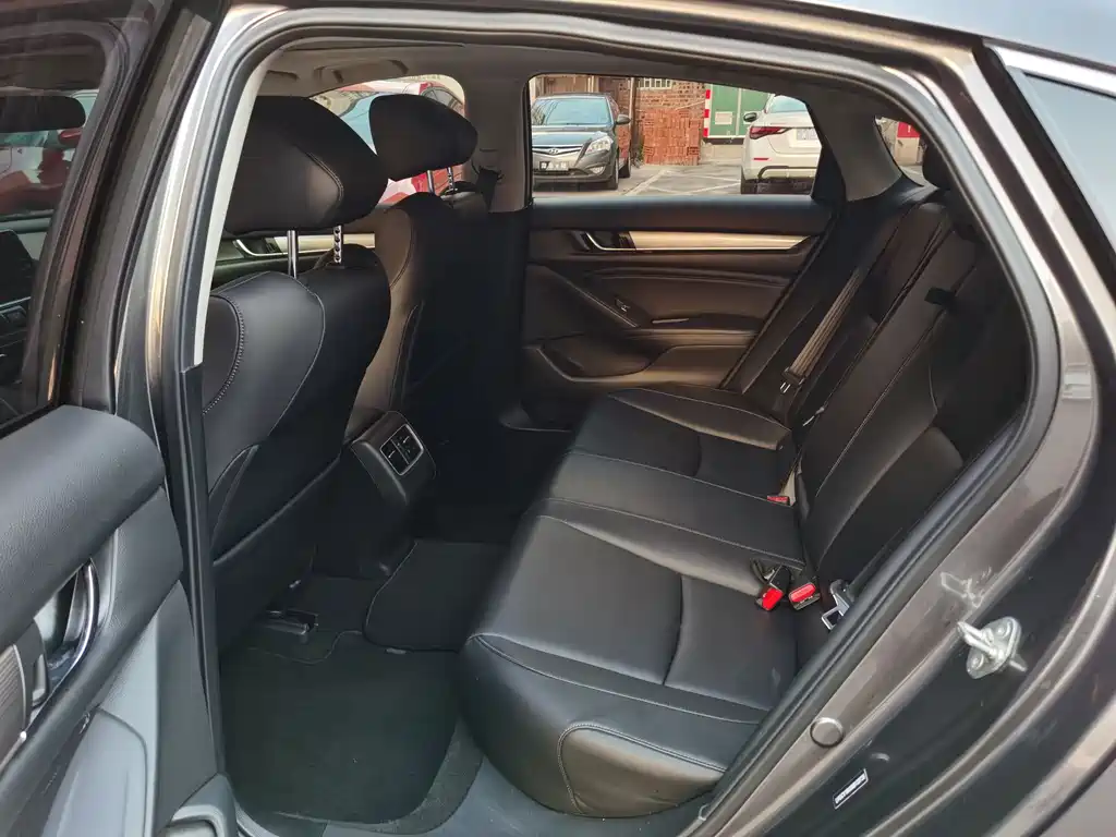 Honda Accord — фото 10