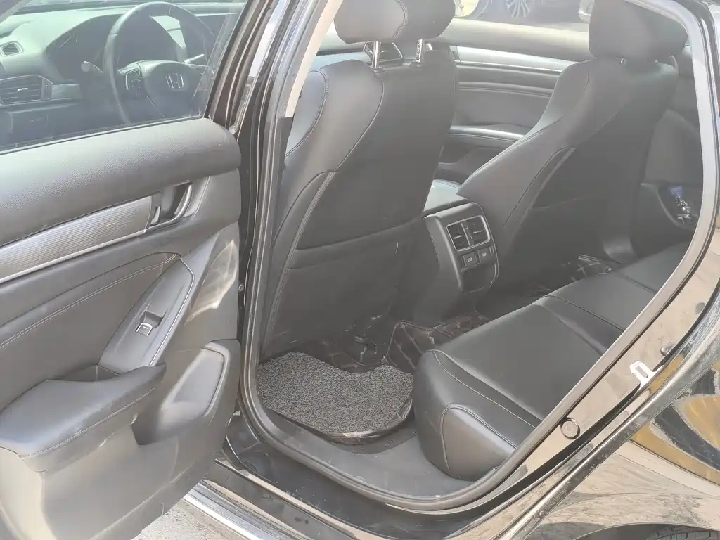 Honda Accord — фото 10