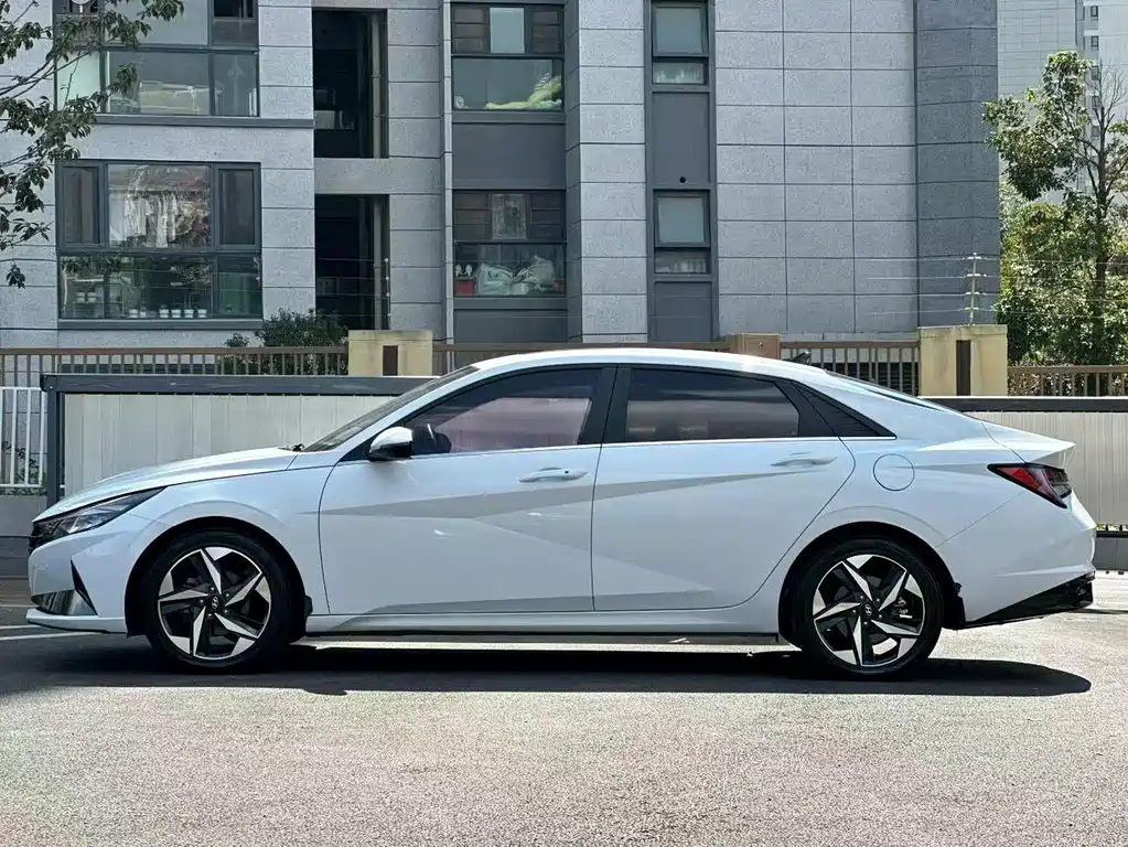 Hyundai Elantra — фото 3