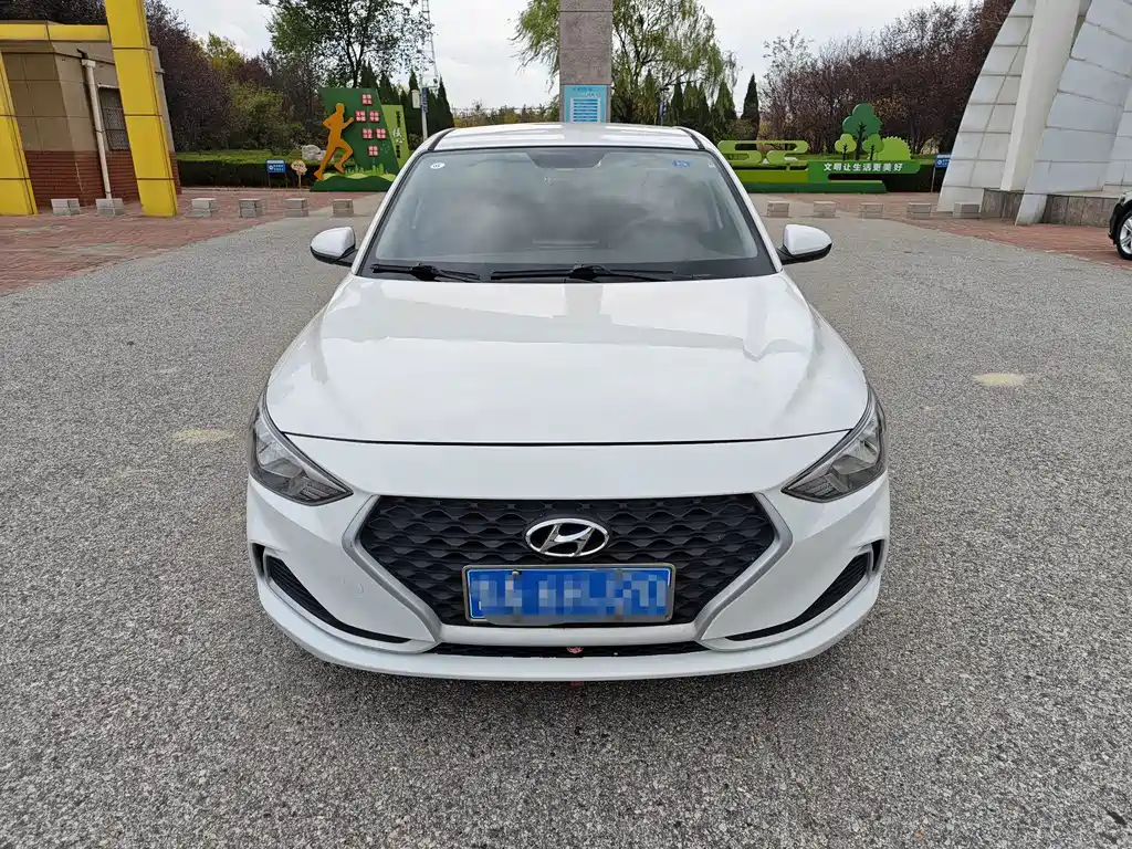 Hyundai Elantra — фото 2
