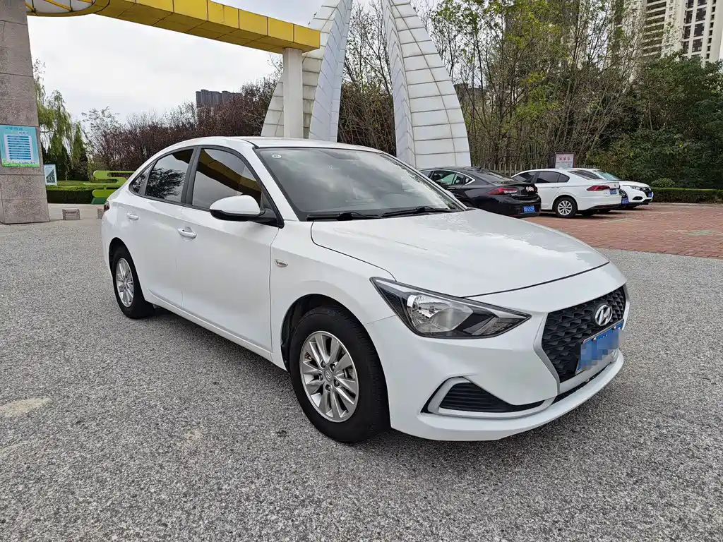 Hyundai Elantra — фото 3