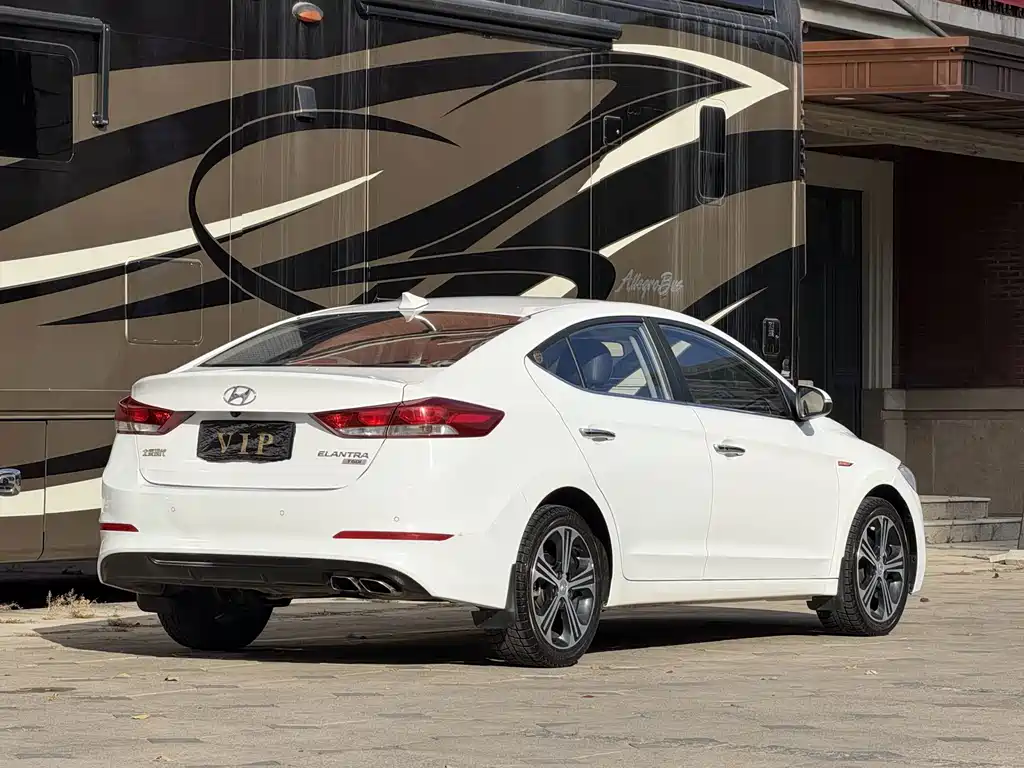 Hyundai Elantra — фото 4