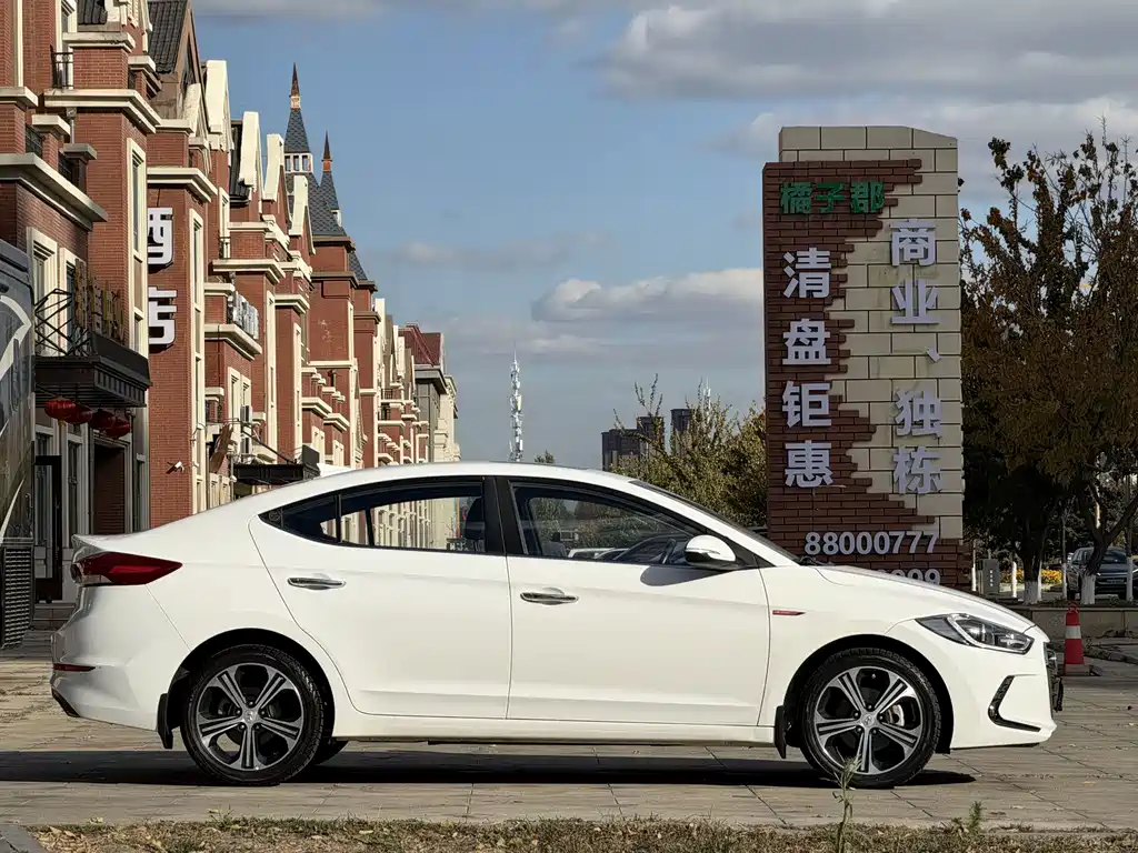 Hyundai Elantra — фото 6