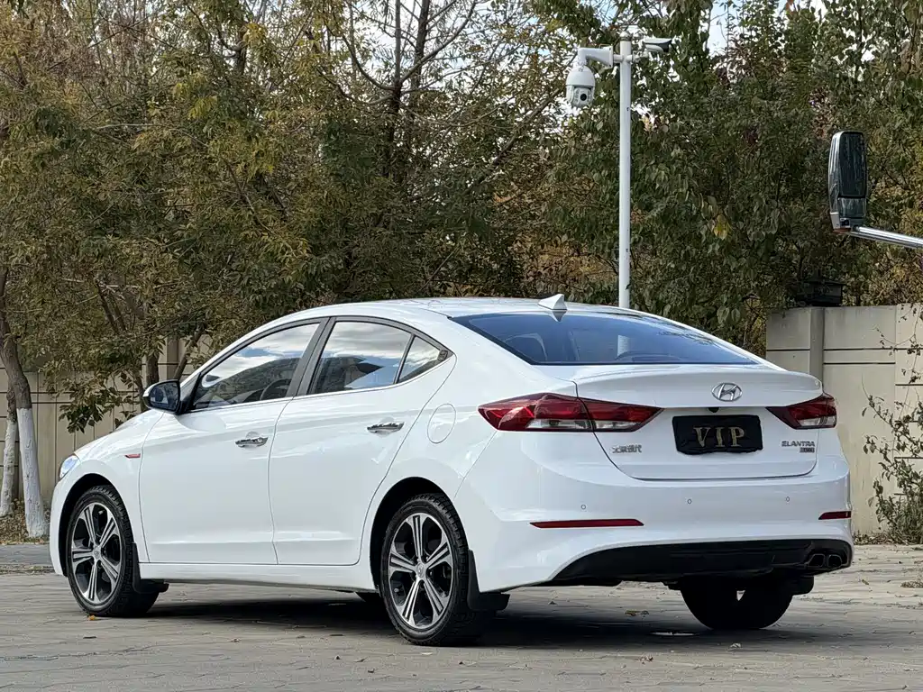 Hyundai Elantra — фото 7