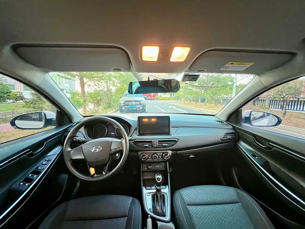 Hyundai Elantra — фото 5