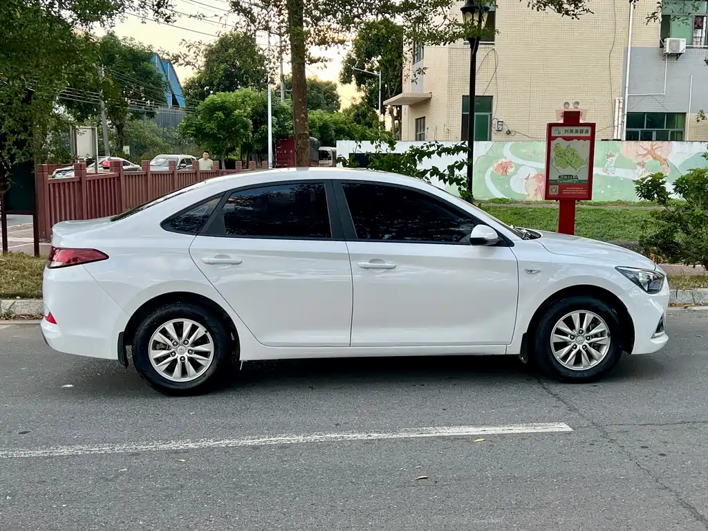 Hyundai Elantra — фото 8