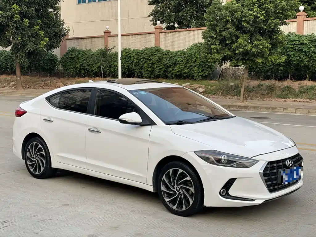 Hyundai Elantra — фото 2