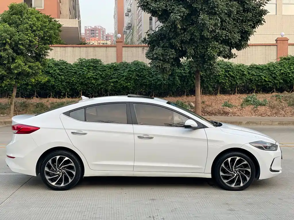 Hyundai Elantra — фото 13