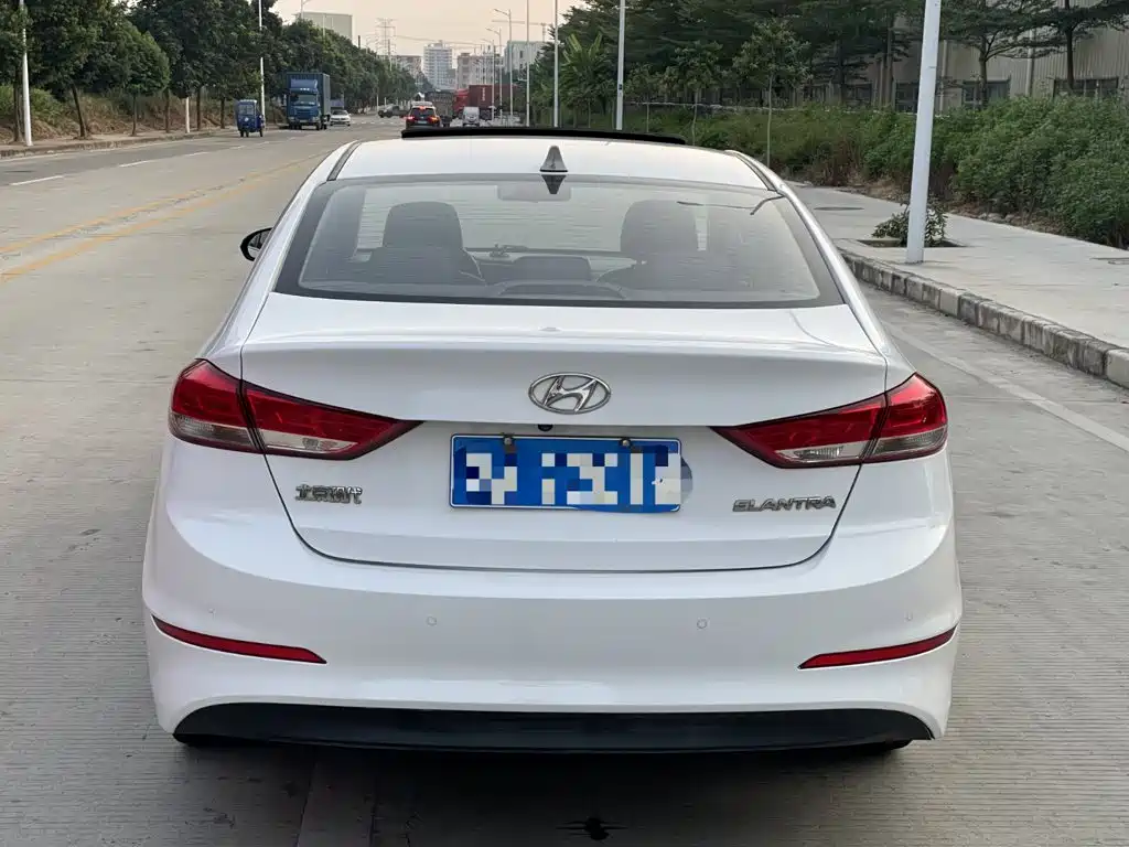 Hyundai Elantra — фото 14