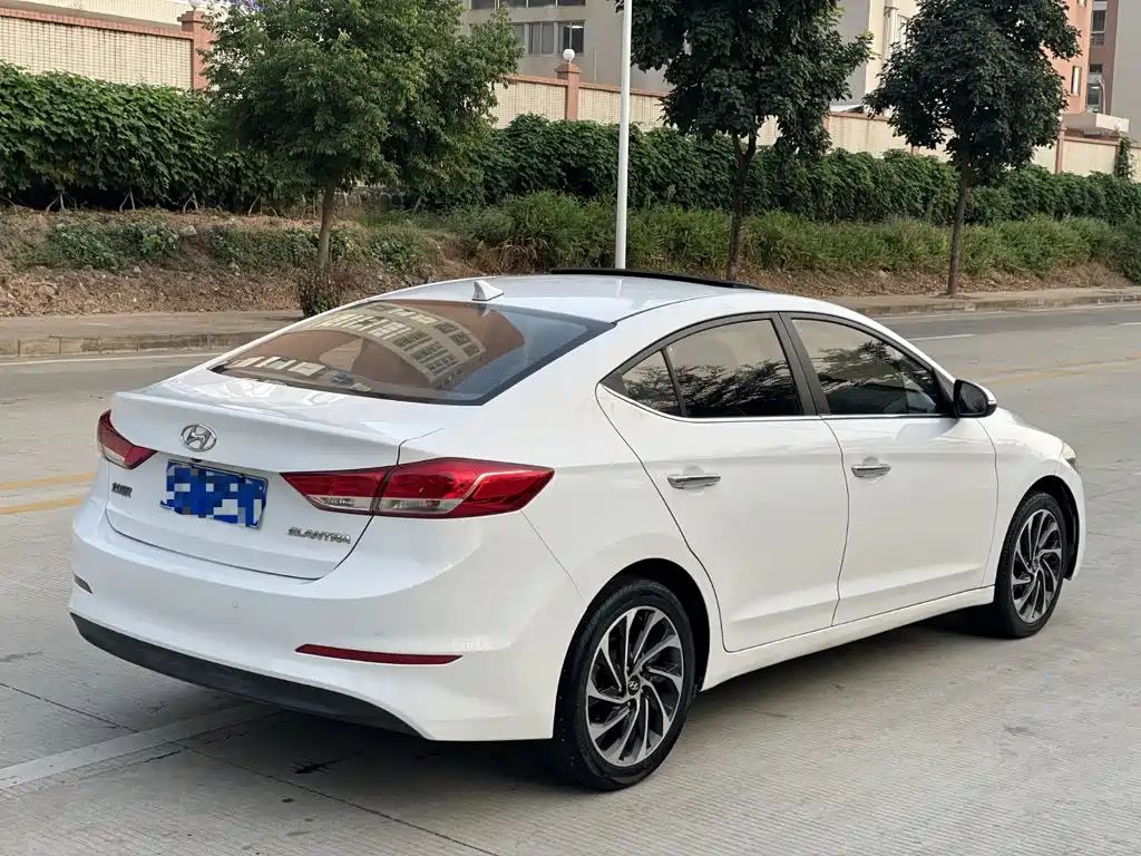 Hyundai Elantra — фото 3