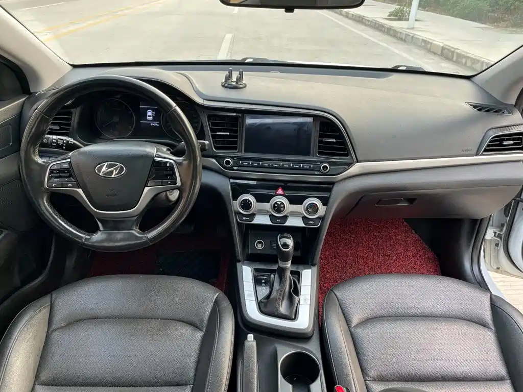 Hyundai Elantra — фото 7