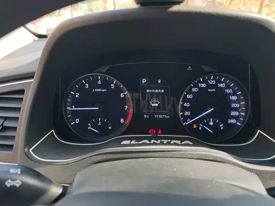 Hyundai Elantra — фото 14