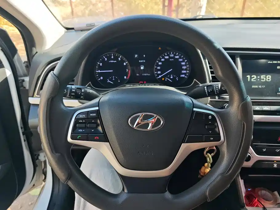 Hyundai Elantra — фото 15